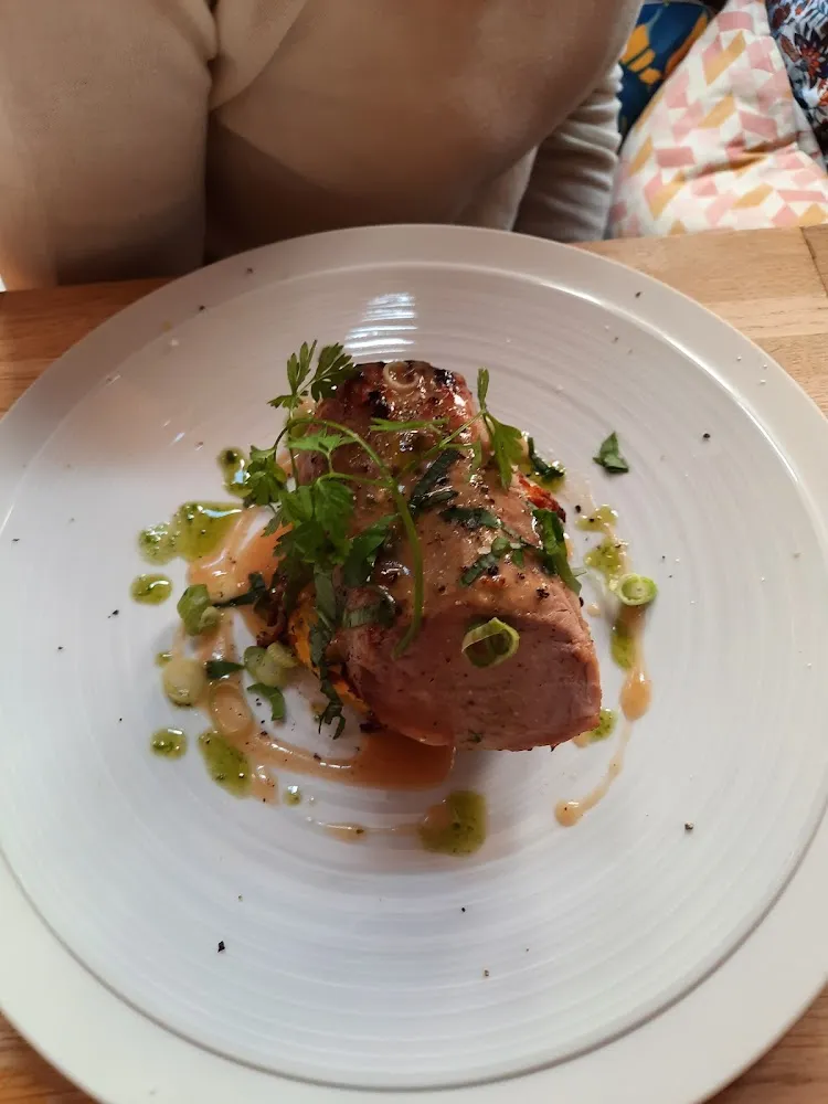 Filet Mignon Au Jus de Jeune Purée d'Ail Des Ours